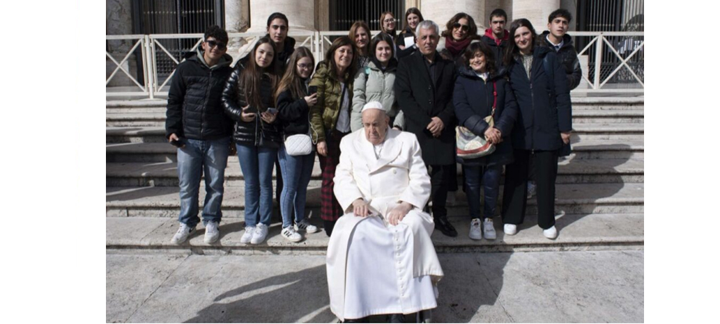 Gli alunni del “Marconi-Guarasci” di Cosenza donano al Papa una croce in legno e metallo